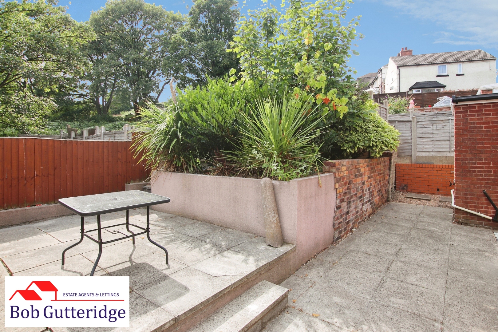 ENCLOSED REAR GARDEN